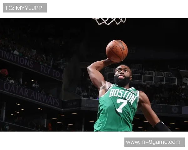 杰伦布朗首节表现惊艳全场5投全中砍下13分2助助力球队进攻